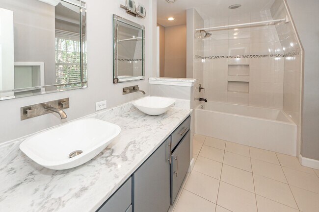 Building Photo - 4 Bedroom 2.5 Bath House in Montclair - We...