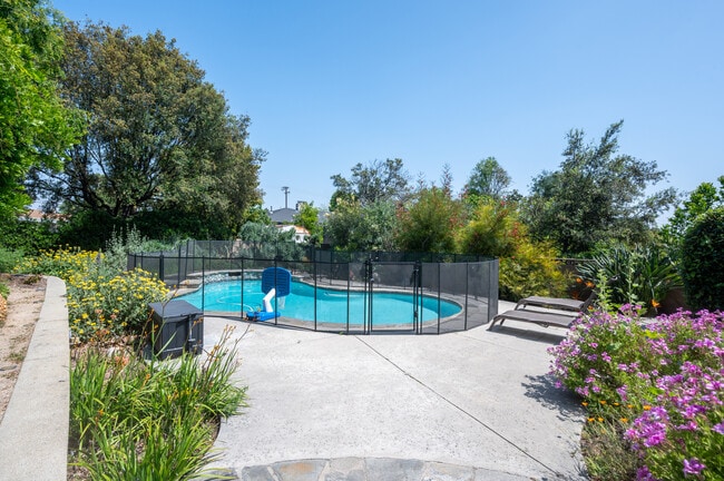 Building Photo - 124 Sequoia Ct