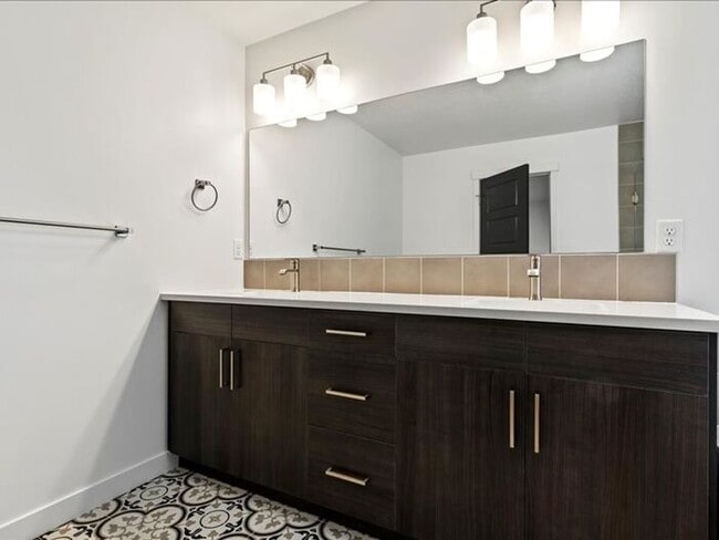 Building Photo - West Joran 3 bed 2 bath family home