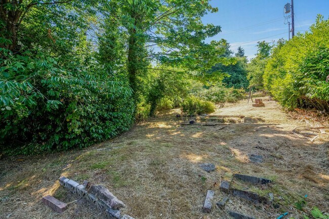 Building Photo - Charming 1 BD 1 BA cottage nestled on a be...