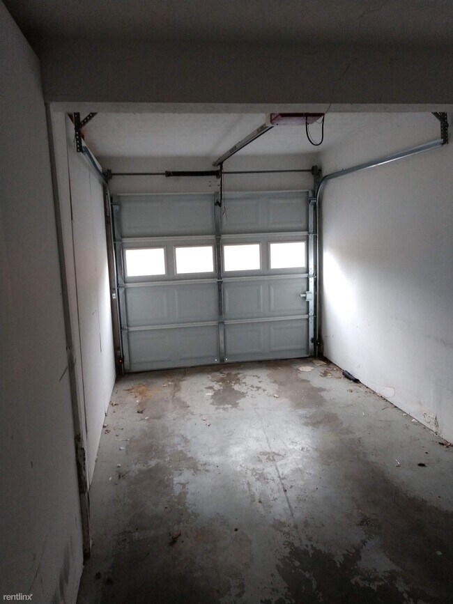 Building Photo - 1052 E Crescentville Rd