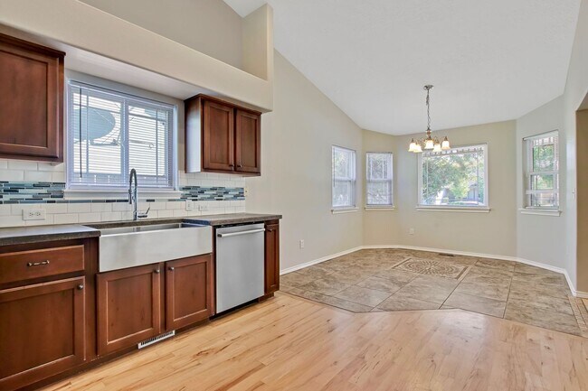 Building Photo - Spacious Updated 3 Bedroom, 2 Bath home in...