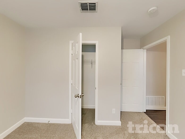 Building Photo - 240 Pine Crest Dr