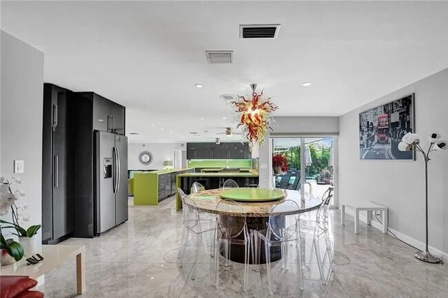 Building Photo - 2830 NE 55th St