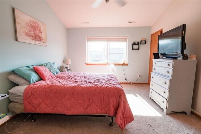 Building Photo - Must See!  2 Bedroom 2.5 Bath Condo