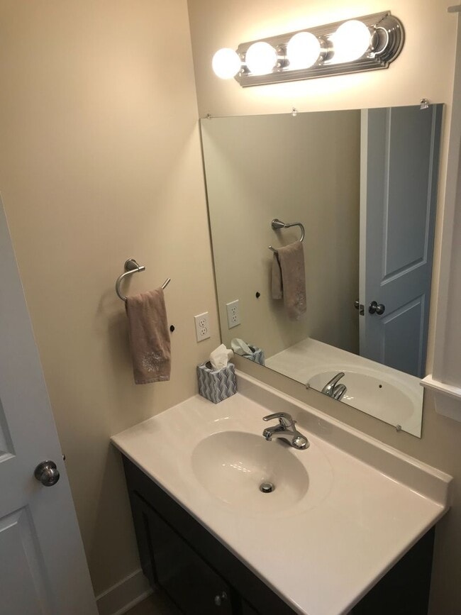 Building Photo - 4 Bedroom, 2 Bath Home available July 2025...