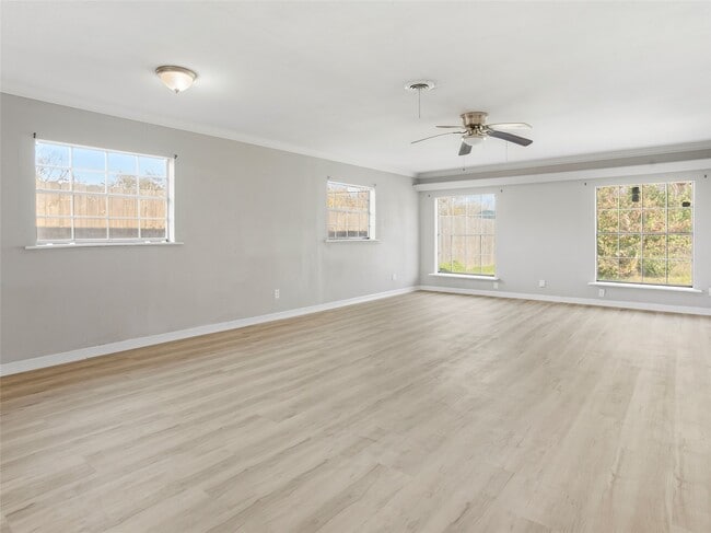 Building Photo - 1114 W 11th St