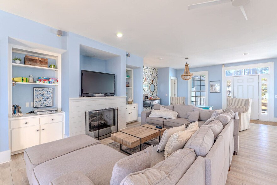 Building Photo - 152 Avenue of Oaks