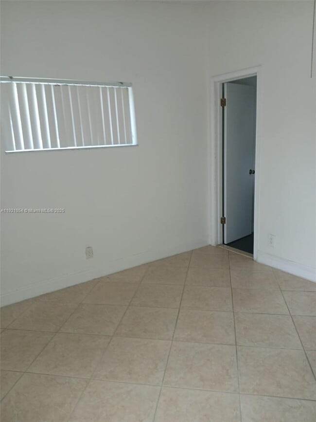 Building Photo - 5550 Lakewood Cir S