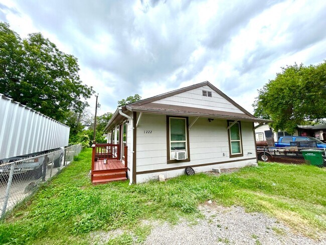 Building Photo - 1222 Fenfield Ave
