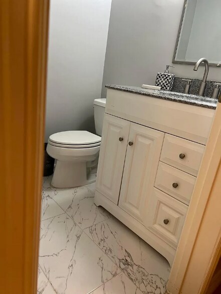 Building Photo - 6752 Hillpark Dr