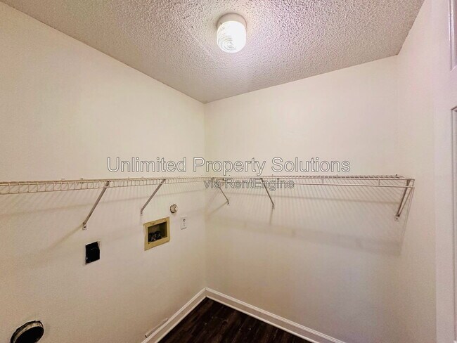 Building Photo - 733 Bragg Dr