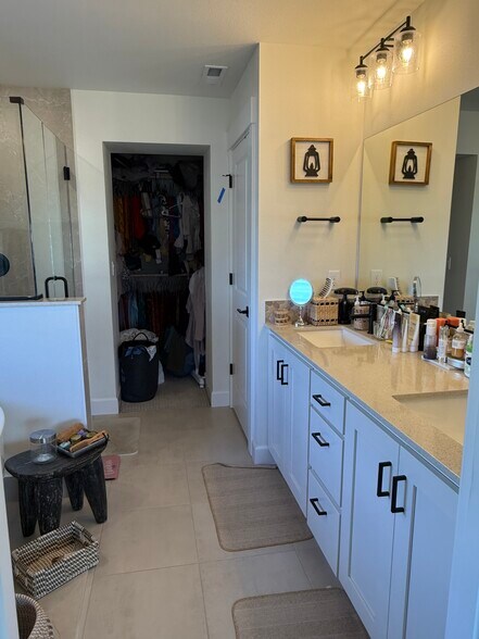 Building Photo - 3844 SE 83rd Ave