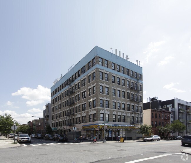 Primary Photo - 400 Lorimer St