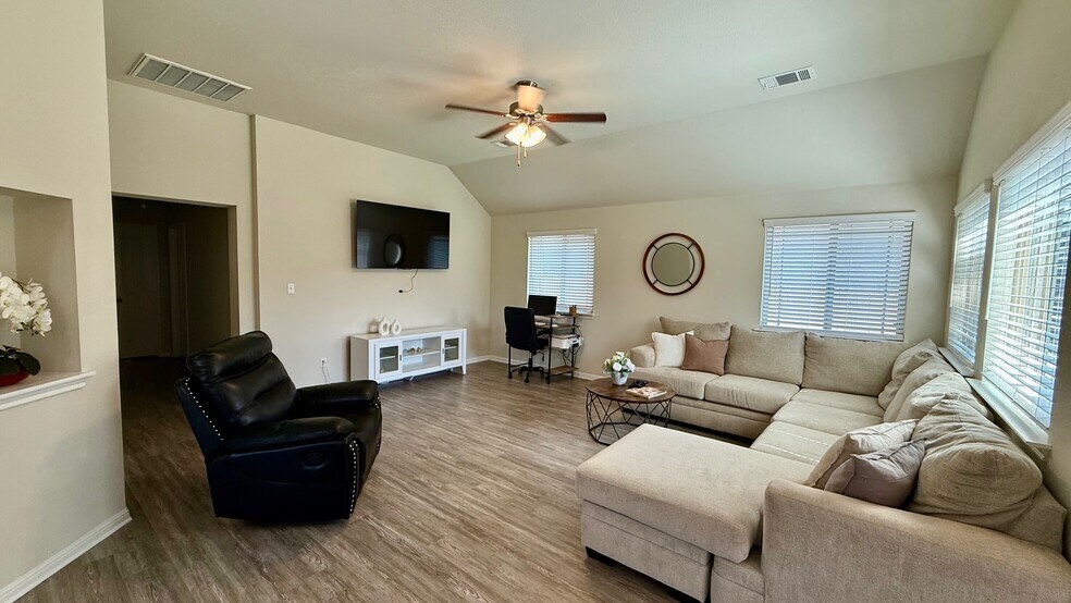 Building Photo - 417 Arabian Colt Dr