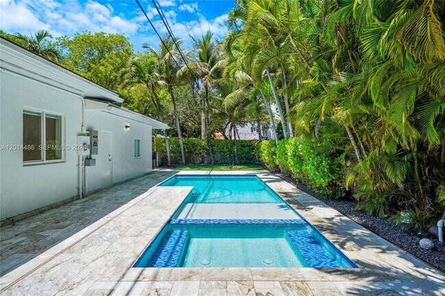 Building Photo - 711 Sunset Dr