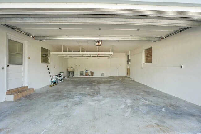 Building Photo - 154 SE Naranja Ave