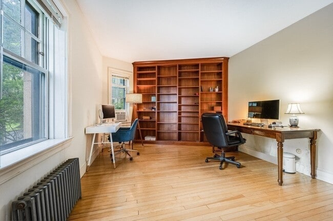 Building Photo - 993 Memorial Dr