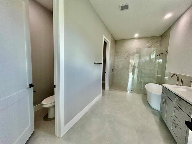 Building Photo - 8147 Tracy Cir