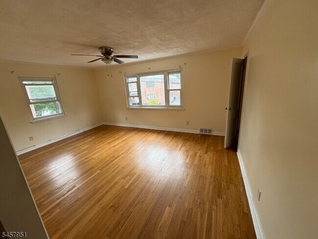 Building Photo - 138 Midland Pl