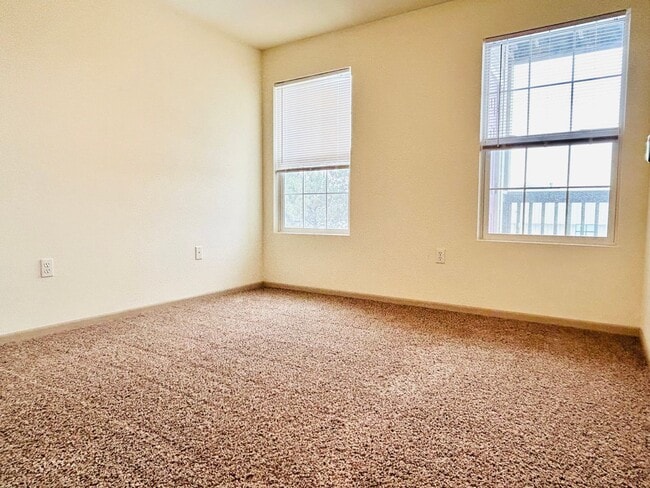 Building Photo - 2 Bedroom Apartment, Great Location!