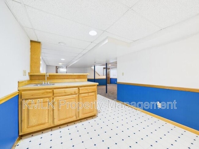 Building Photo - 411 Treeview Dr