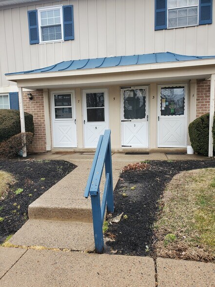 Front Bldg Entry - 5 Shannon Dr