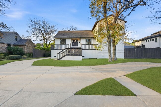 Building Photo - Beautiful Houston Home Featuring a Private Pool