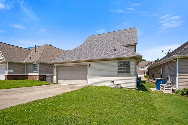 Building Photo - 1514 NE Young Ave
