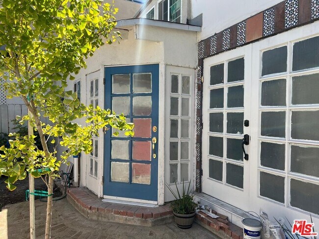 Building Photo - 234 N La Peer Dr