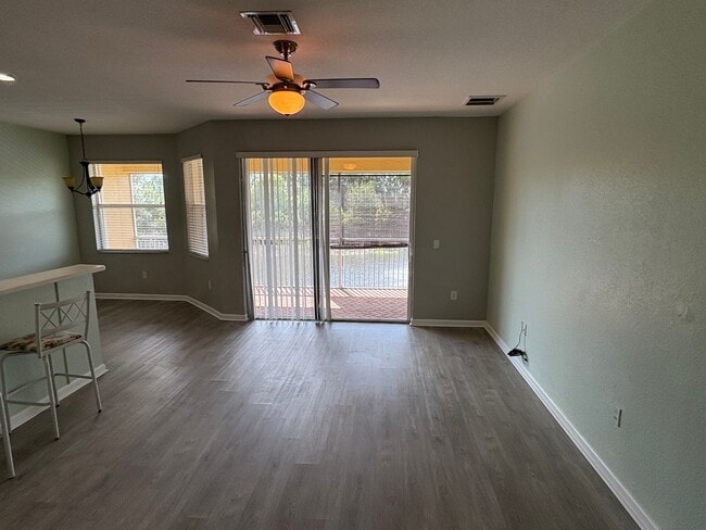 Building Photo - 3/2/1 Townhome in River Glen!