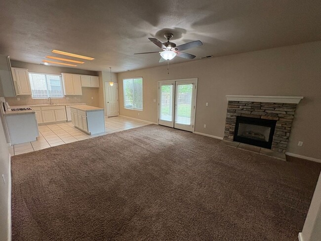 Building Photo - Spacious NW Visalia home Near Shopping Center Available Now!