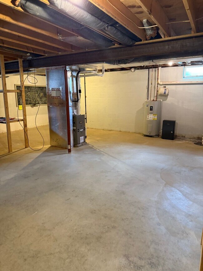 Building Photo - 1560 Buttercup Dr