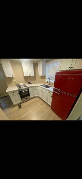 Building Photo - 4 Oak St