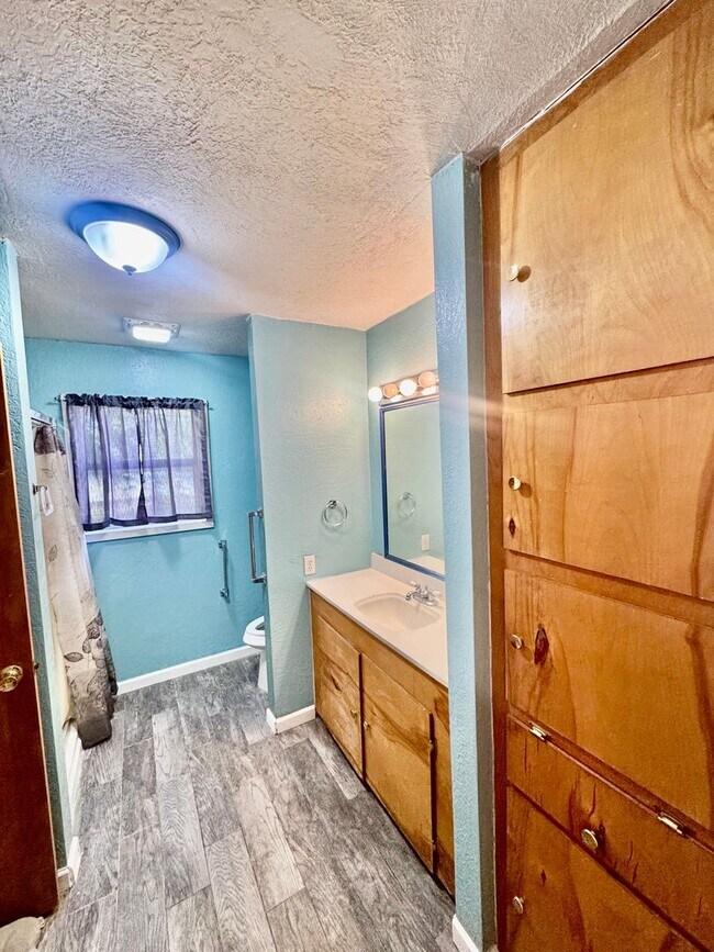 Building Photo - Lexington Subdivision-3/2-Move in ready! Call and schedule today!