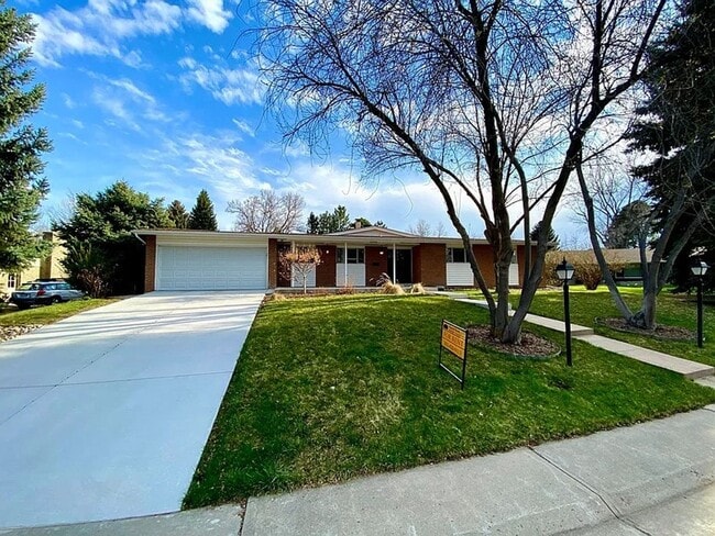 Building Photo - 5290 W Plymouth Dr