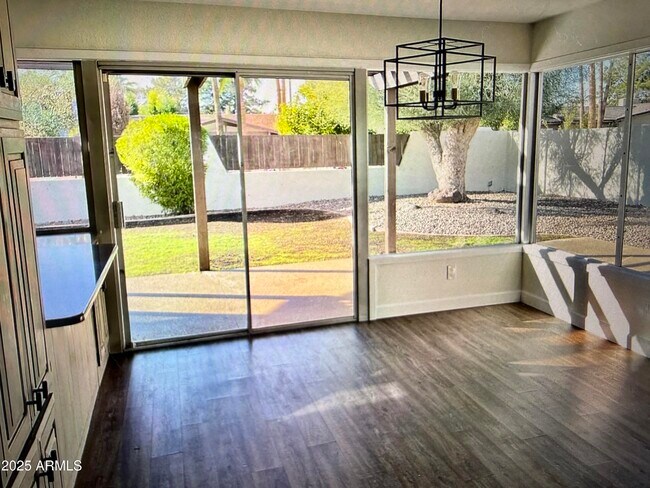 Building Photo - 912 E Acacia Cir