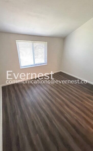 Building Photo - 422 Country Downs Dr