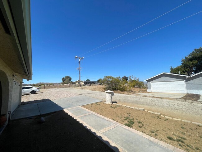 Building Photo - Palmdale 3 Bedroom + 2 Bathroom