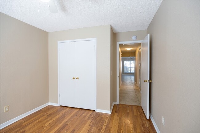 Building Photo - 811 Sierra Lake Dr
