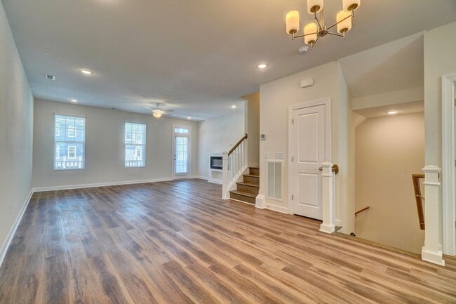 Building Photo - 3-Bedroom Townhome w/Attached Garage! Avai...