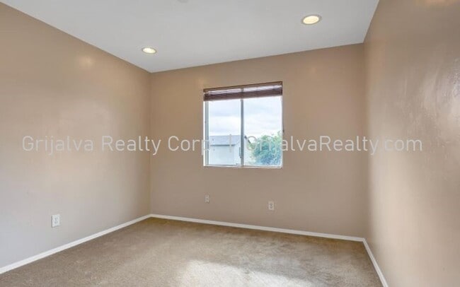 Building Photo - Beautiful 3 Bedroom 3 Bath House in Drexel...