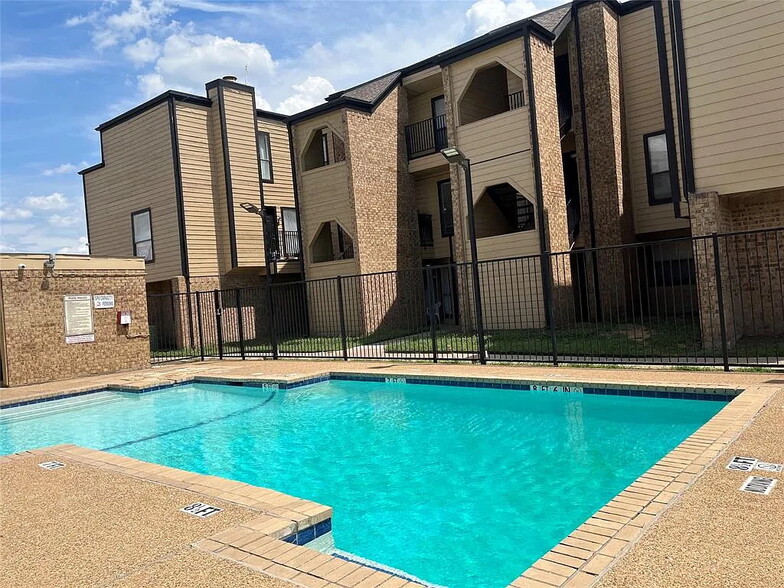 Pool - 3022 Forest Ln