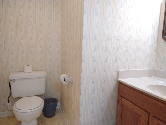 Building Photo - 1541 Maplewood Dr