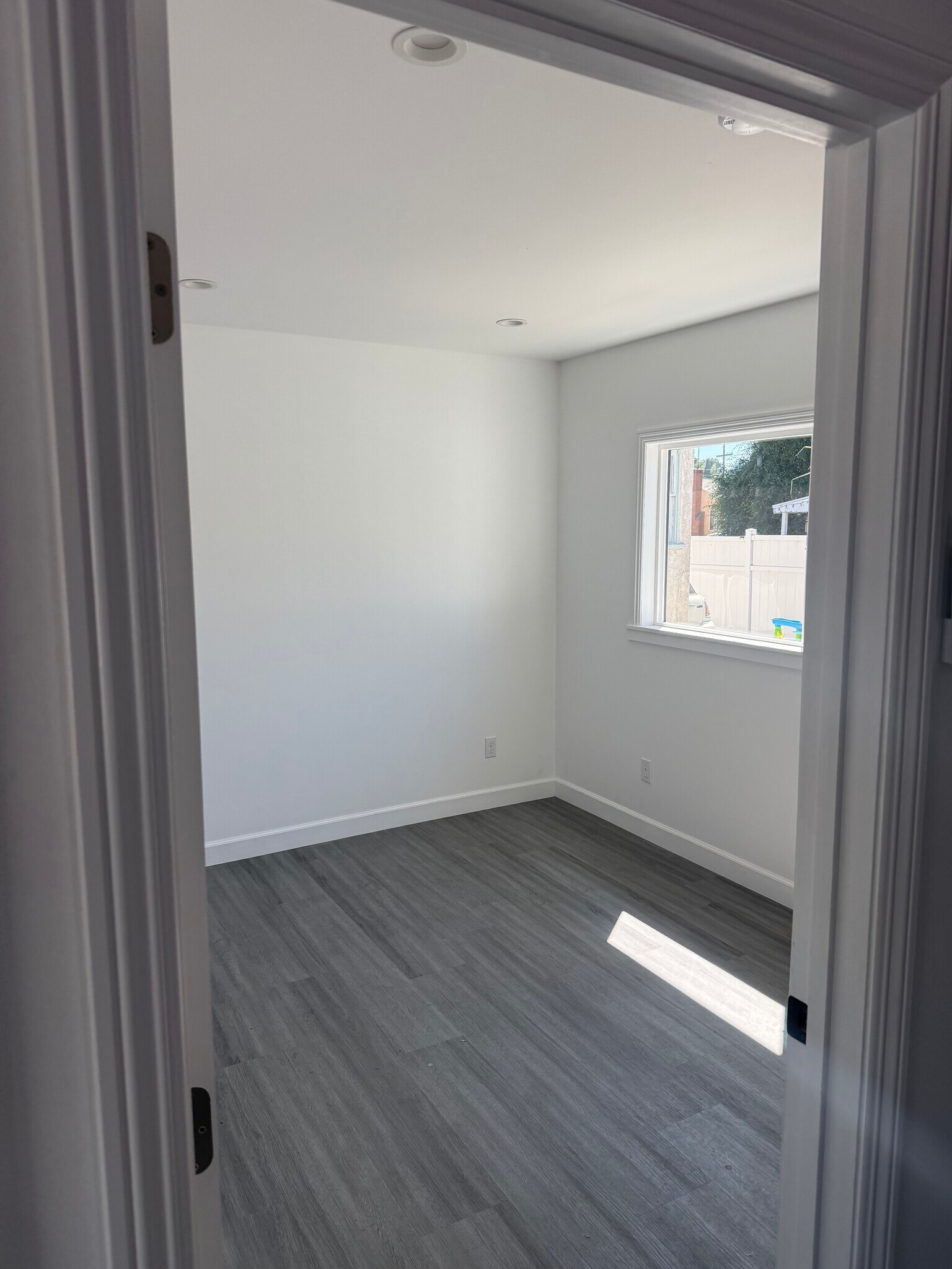 Building Photo - 265 E 69th Way