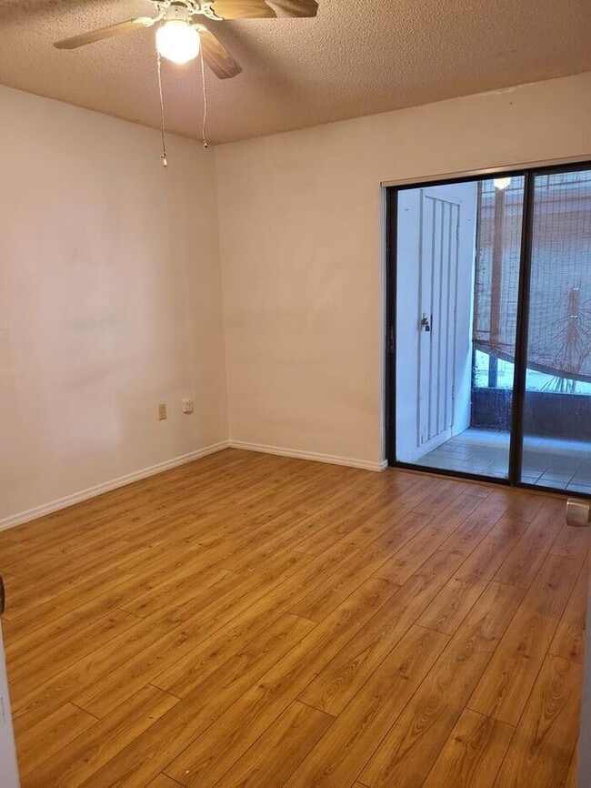 Building Photo - 3 Bedroom Condo, close to airport & shoppi...