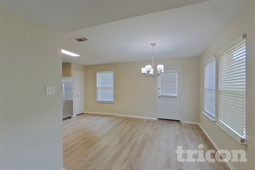 Building Photo - 5423 Sabine Ln
