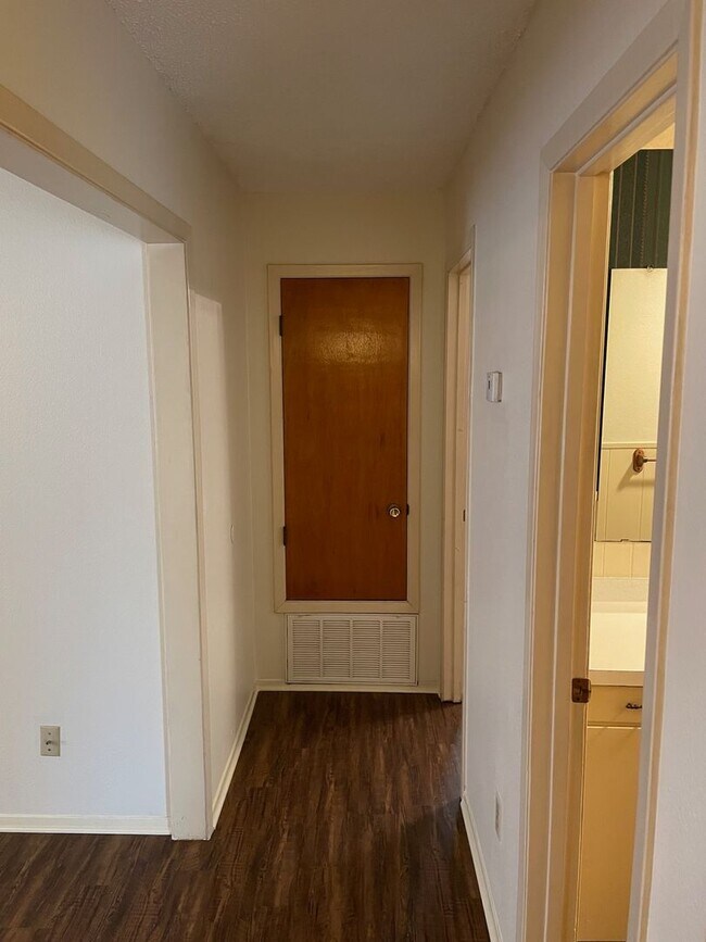 Building Photo - 2 Bedroom 1 Bath Duplex in West Tyler! Tour Today!