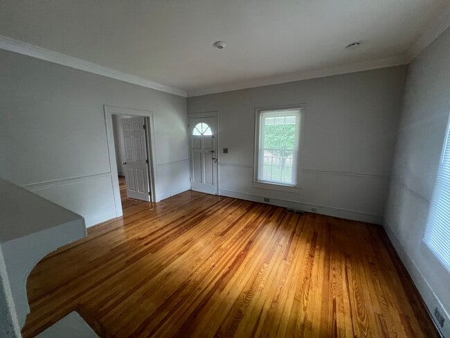 Building Photo - Must see this Adorable 2 bedroom 1 bath ho...