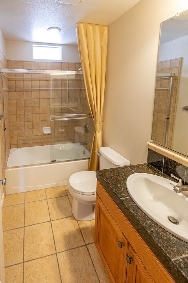 Building Photo - Beautiful 3 bedroom townhouse that is conveniently located